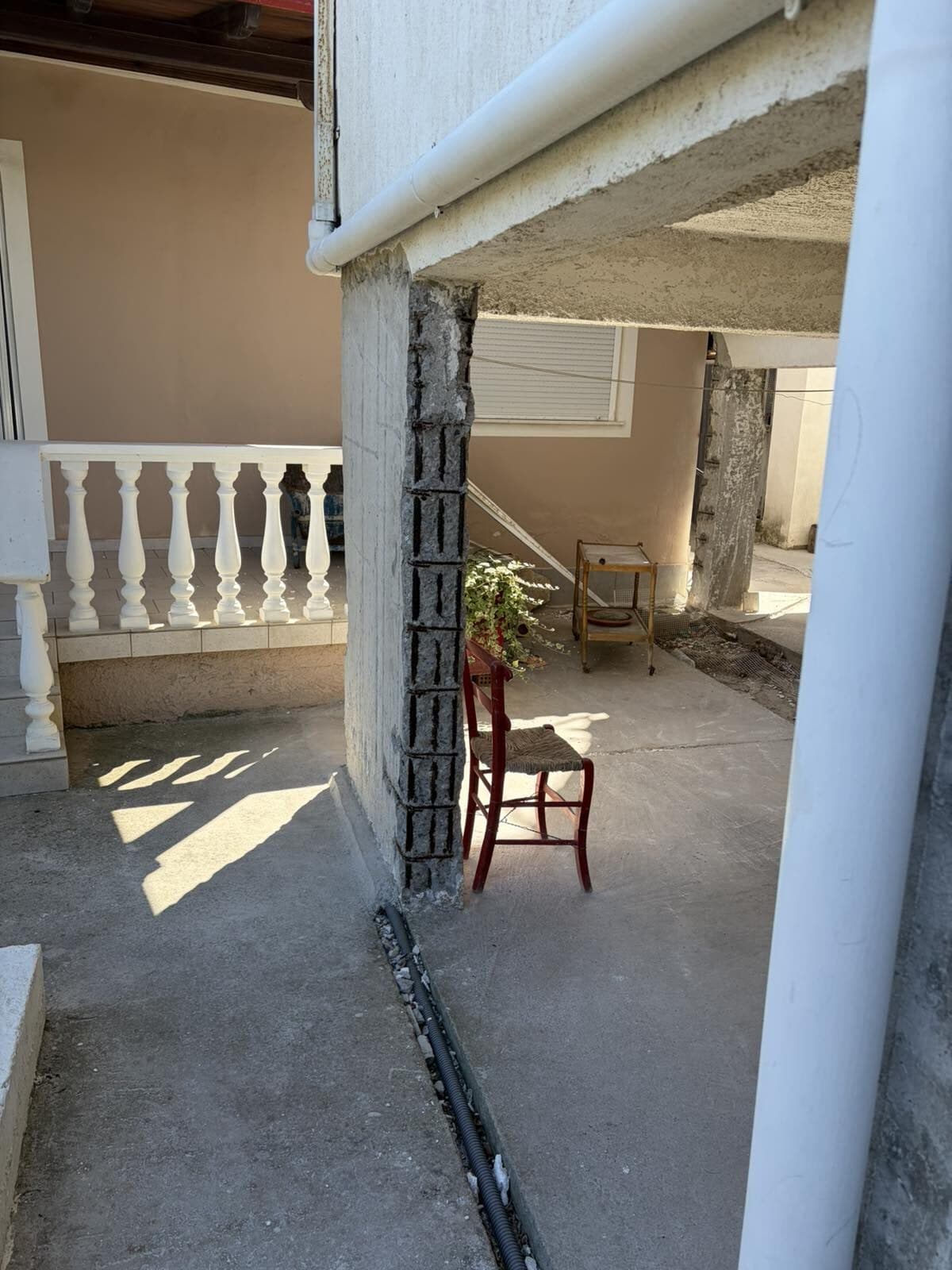 Εργασίες στατικής ενίσχυσης διώροφης οικοδομής επί πυλωτής στα Μεσάγγαλα Λάρισας