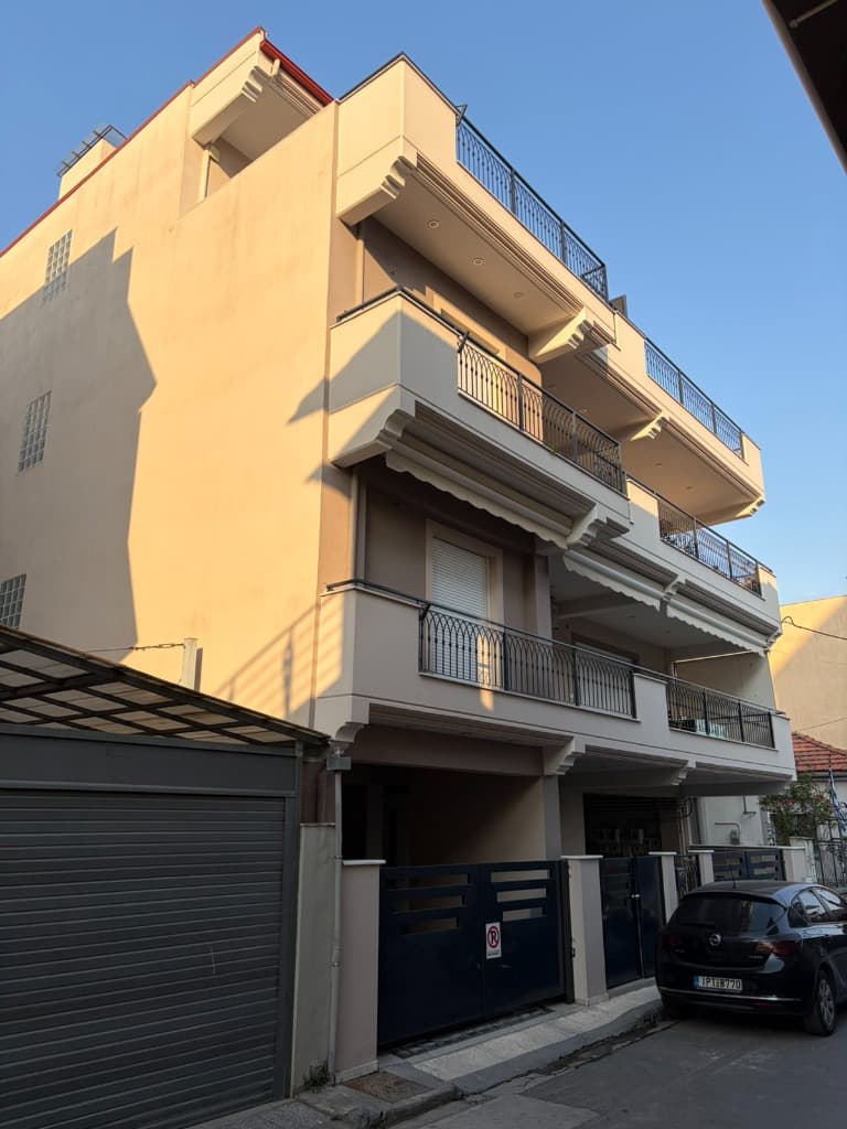 Τριώροφη οικοδομή επί πυλωτής με υπόγειο και στέγη